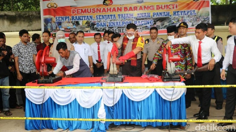Polisi Musnahkan Ratusan Senjata Api hingga Anak Panah di Bima Polisi Musnahkan Ratusan Senjata Api hingga Anak Panah di Bima