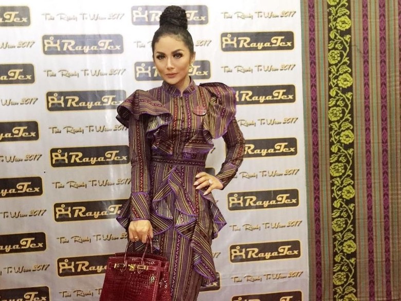 Krisdayanti Akui Hubungan dengan Aurel Hermansyah dan Azriel Renggang Krisdayanti Akui Hubungan dengan Aurel Hermansyah dan Azriel Renggang