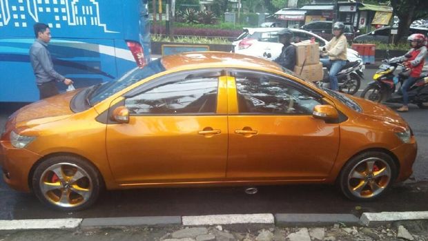 Mobil bermuka dua di Sukajadi Bandung