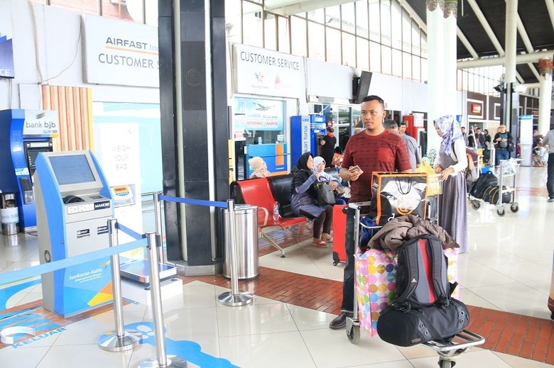 Timbang Bagasi di Bandara Soekarno-Hatta Kini Bisa Dilakukan Sendiri Timbang Bagasi di Bandara Soekarno-Hatta Kini Bisa Dilakukan Sendiri