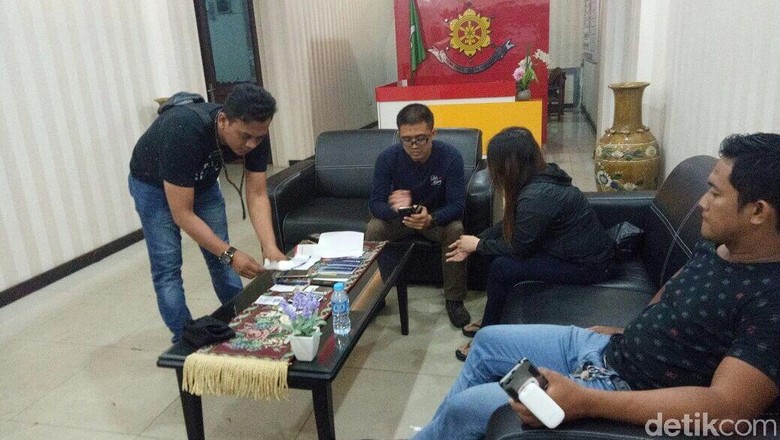 Wanita di Kalbar Ini Jadi Agen Judi Online Beromzet Rp 2 Miliar Wanita di Kalbar Ini Jadi Agen Judi Online Beromzet Rp 2 Miliar