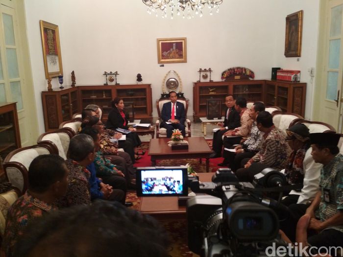 Jokowi terima nelayan cantrang di Istana (Foto: Hendra Kusuma/detikFinance) Jokowi terima nelayan cantrang di Istana (Foto: Hendra Kusuma/detikFinance)