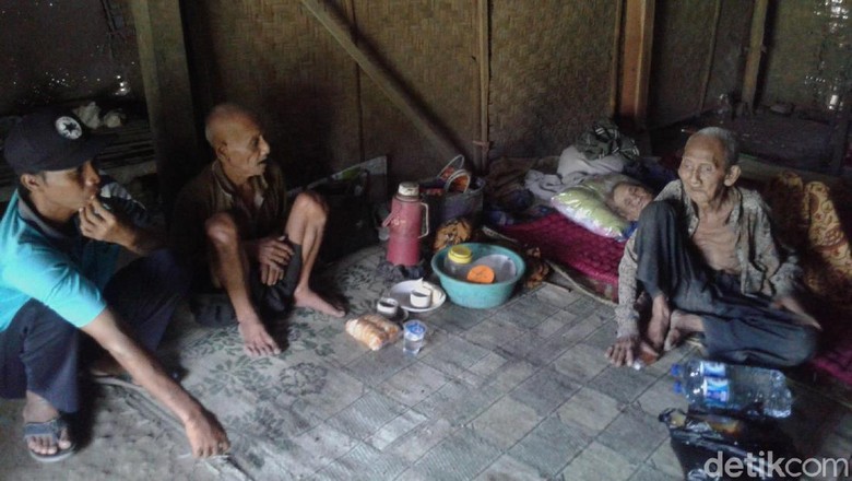 Viral, Tiga Mbah-mbah Ini Tinggal Satu Atap dan Sakit-sakitan Viral, Tiga Mbah-mbah Ini Tinggal Satu Atap dan Sakit-sakitan