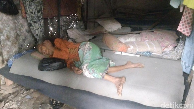 Kisah Mur, Nenek Sebatang Kara yang Tinggal di Gubuk Cirebon Kisah Mur, Nenek Sebatang Kara yang Tinggal di Gubuk Cirebon