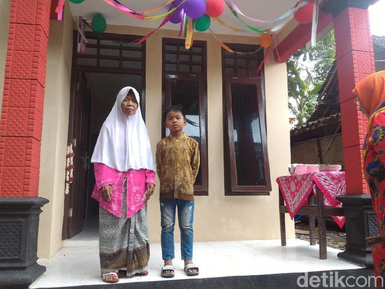 Nenek Pemulung dan Cucunya di Boyolali ini Akhirnya Punya Rumah Nenek Pemulung dan Cucunya di Boyolali ini Akhirnya Punya Rumah