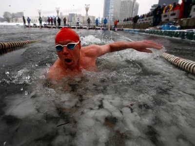 Foto: Brrr! Lomba Renang Ekstrem di Dalam Kolam Es