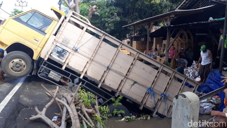 Truk Muat Kertas Masuk Sungai, Ini Penyebabnya Truk Muat Kertas Masuk Sungai, Ini Penyebabnya