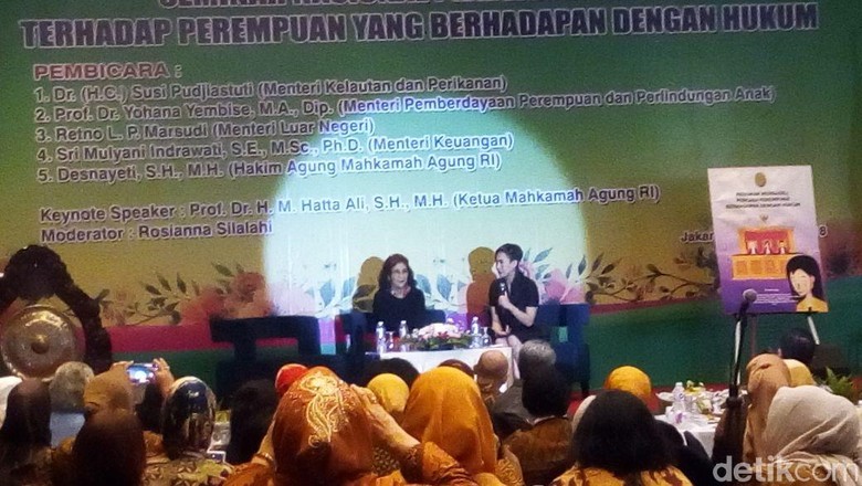 Canda Menteri Susi Saat Mengajak Hakim Perempuan Rajin Masak Ikan Canda Menteri Susi Saat Mengajak Hakim Perempuan Rajin Masak Ikan