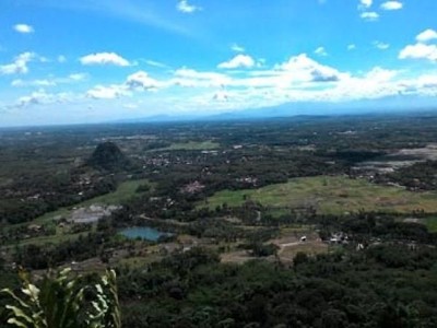 Di Sini Konon Terdapat Tapak Kaki Raksasa Si Kabayan