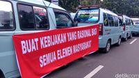 Spanduk Protes Sopir Angkot Trayek Tanah Abang di Balai Kota DKI Jakarta
