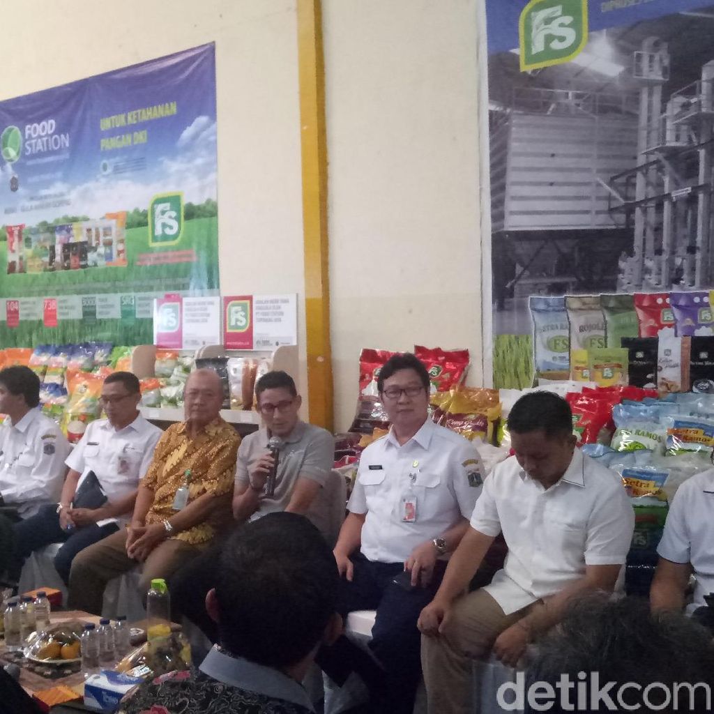 Harga Beras Naik, Sandiaga Rapat Open Kimono di Pasar Cipinang Harga Beras Naik, Sandiaga Rapat Open Kimono di Pasar Cipinang