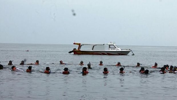 Tidak hanya di darat, sampah di laut juga dibersihkan