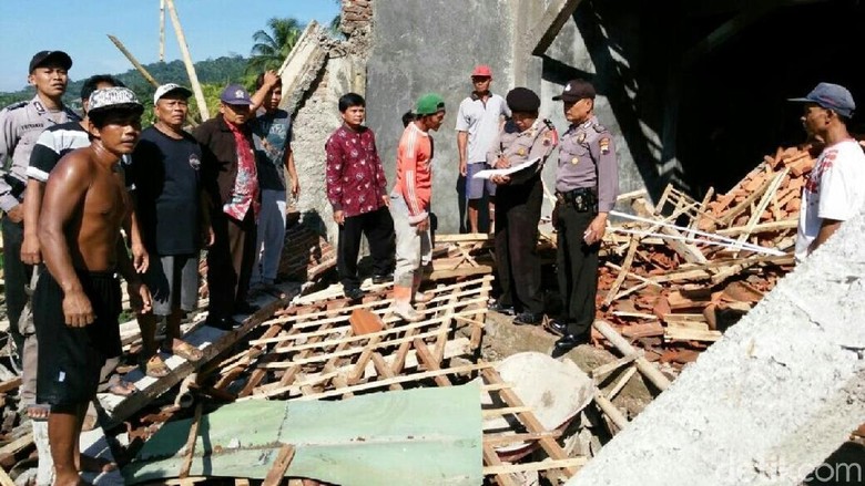 Bangunan SMK Muhammadiyah di Kebumen Roboh, 5 Orang Terluka Bangunan SMK Muhammadiyah di Kebumen Roboh, 5 Orang Terluka