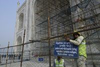 Taj Mahal bewarna kekuningan akibat polusi (AFP)