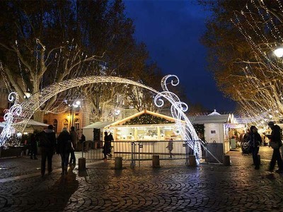 Kata Sandiaga Uno Taman Lampu Jaksel Kayak di Paris, Mirip Tidak Ya? Kata Sandiaga Uno Taman Lampu Jaksel Kayak di Paris, Mirip Tidak Ya?