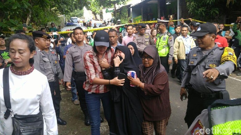 Reka Ulang Pelajar Bunuh Sopir Grab di Semarang, Istri Korban Histeris Reka Ulang Pelajar Bunuh Sopir Grab di Semarang, Istri Korban Histeris