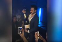 Pria Ini Sengaja Pecahkan Satu Botol Champagne Seharga Rp 565 Juta