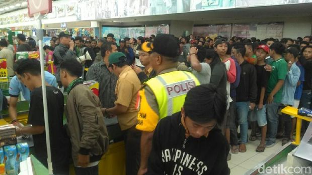 Bonek antre tiket Persebaya Vs Madura United/