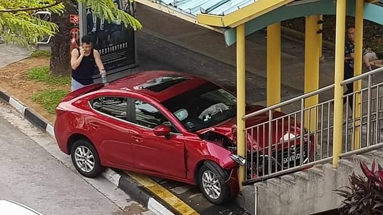 Wanita Ini Menabrak Jembatan Penyeberangan Gara-gara Kecoak Wanita Ini Menabrak Jembatan Penyeberangan Gara-gara Kecoak