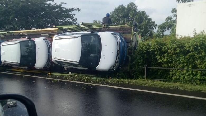 Truk Pembawa Mobil Terguling di Tol Tangerang-Merak