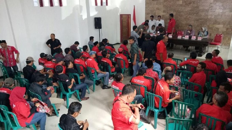 KPU Banyuwangi Ngebut Verfak Parpol Calon Peserta Pemilu 2019 KPU Banyuwangi Ngebut Verfak Parpol Calon Peserta Pemilu 2019
