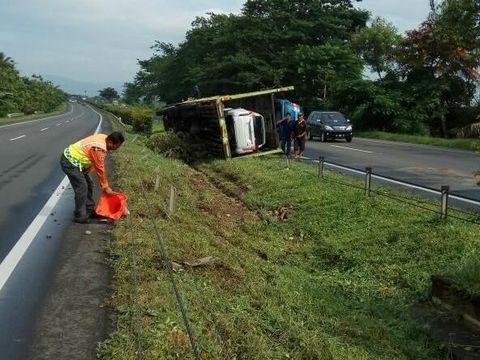 Truk Pembawa Mobil Terguling di Tol Tangerang-Merak