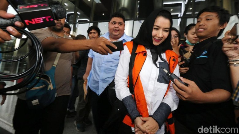 Bupati Kukar Bantah Terima Duit Rp 227 Juta dari Dirut PT CGA Bupati Kukar Bantah Terima Duit Rp 227 Juta dari Dirut PT CGA