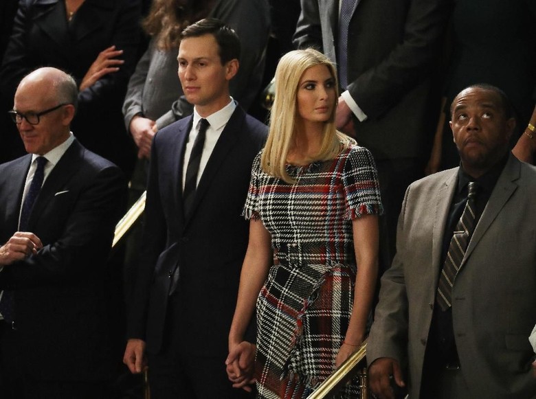 Helikopter yang Ditumpangi Putri dan Menantu Trump Alami Gagal Mesin Helikopter yang Ditumpangi Putri dan Menantu Trump Alami Gagal Mesin