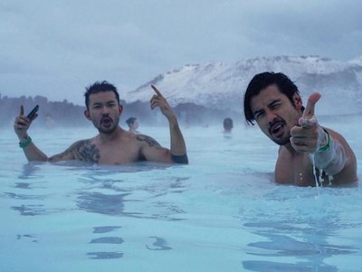 Saat Rio Dewanto & Chicco Jerikho Berendam Bareng di Islandia Saat Rio Dewanto & Chicco Jerikho Berendam Bareng di Islandia