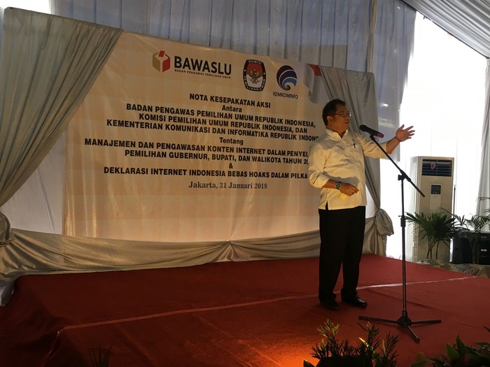 Menkominfo Rudiantara berpantun. Foto: Agus Tri Haryanto/inet Menkominfo Rudiantara berpantun. Foto: Agus Tri Haryanto/inet