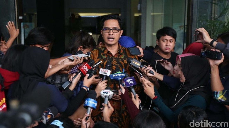 KPK Panggil Mantan Istri Dirut MRA Jadi Saksi untuk Emirsyah Satar KPK Panggil Mantan Istri Dirut MRA Jadi Saksi untuk Emirsyah Satar