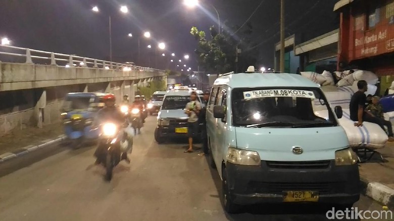 Sepakat dengan Solusi Sandi, Sopir Angkot Tanah Abang Bersyukur