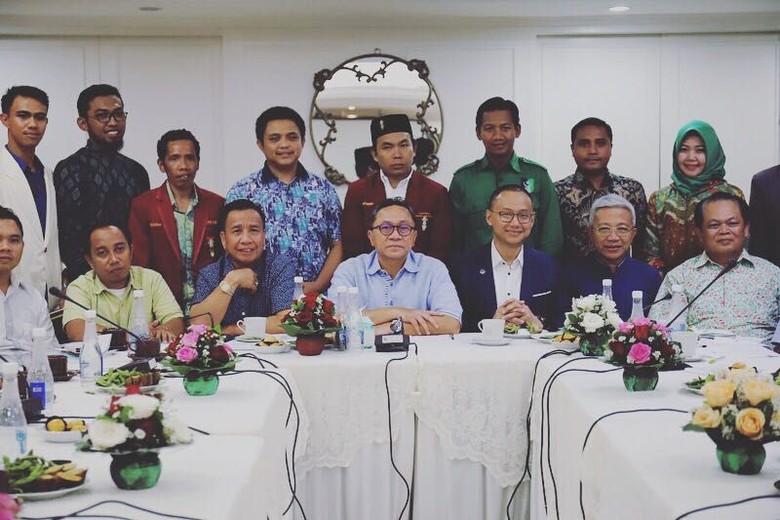 Zulkifli Hasan Gelar Pertemuan dengan Aktivis Mahasiswa Zulkifli Hasan Gelar Pertemuan dengan Aktivis Mahasiswa
