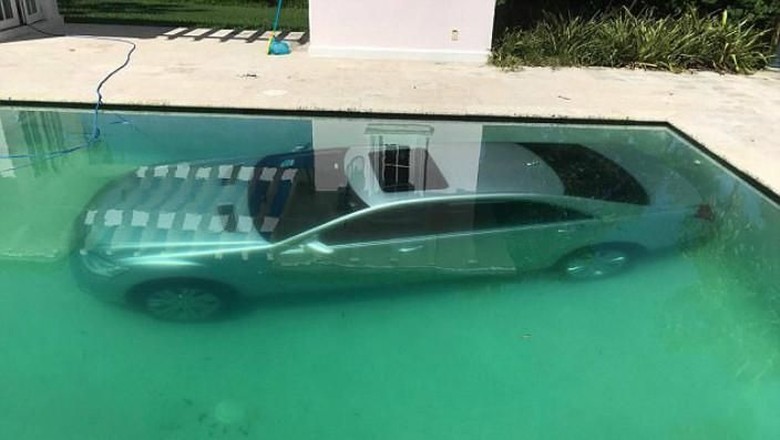 Putus Cinta, Wanita Ini Tenggelamkan Mobil Pacarnya Putus Cinta, Wanita Ini Tenggelamkan Mobil Pacarnya