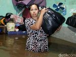 Warga Rawajati Evakuasi Harta Benda di Tengah Banjir