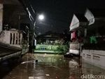 Petugas Kirim Makanan ke Korban Banjir Rawajati yang Tolak Mengungsi