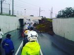 Mobil Tertimbun Tembok di Jl Bandara Cengkareng, Pengemudi Terjebak