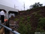 Tembok di Bandara Cengkareng Ambrol Timpa Mobil, 2 Orang Terjebak