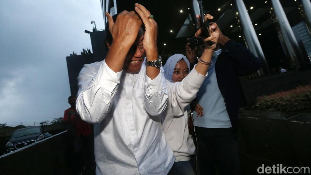 Aksi Tutup Wajah Agus Wahjudo Usai Diperiksa KPK Aksi Tutup Wajah Agus Wahjudo Usai Diperiksa KPK