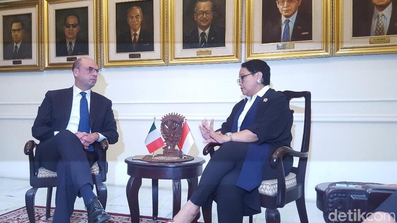 Bertemu Menlu Italia, Retno Bahas Perdagangan hingga Politik Bertemu Menlu Italia, Retno Bahas Perdagangan hingga Politik