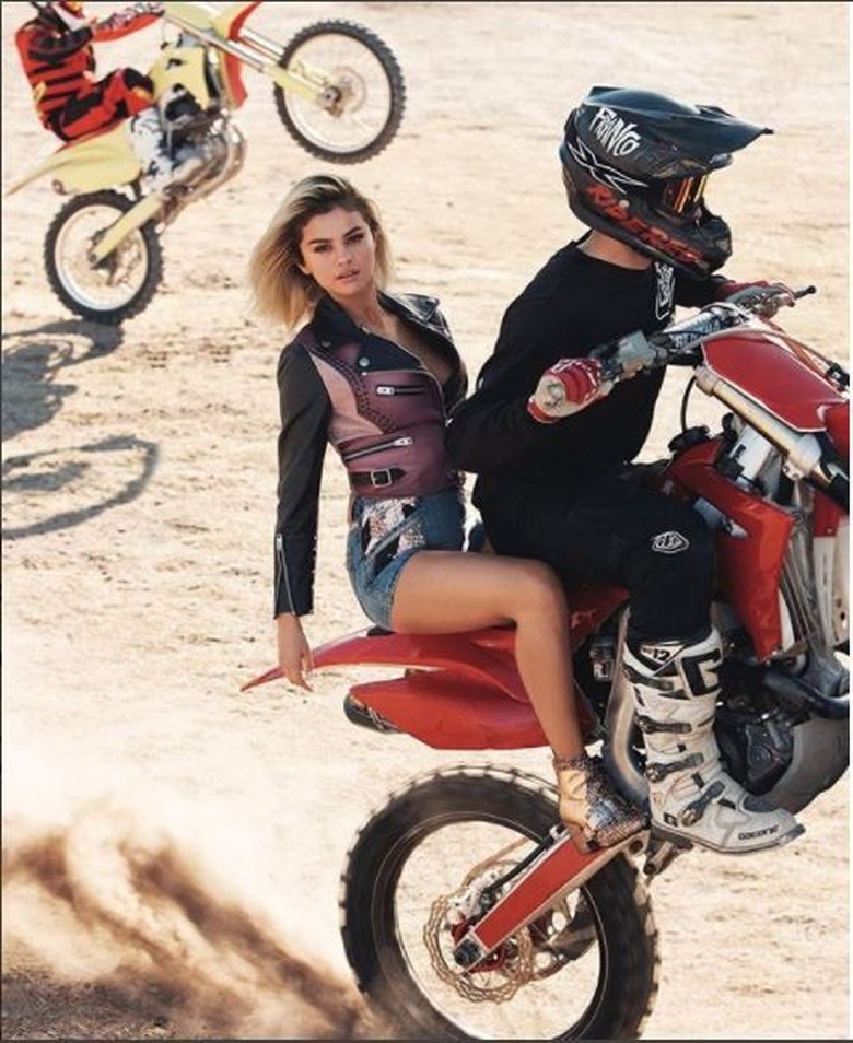 Bikin Gemes, Seksinya Selena Gomez di Atas Motor Trail Bikin Gemes, Seksinya Selena Gomez di Atas Motor Trail