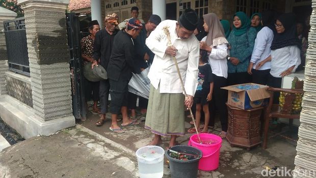 Tradisi Arak-arakan Benda Pusaka di Cirebon