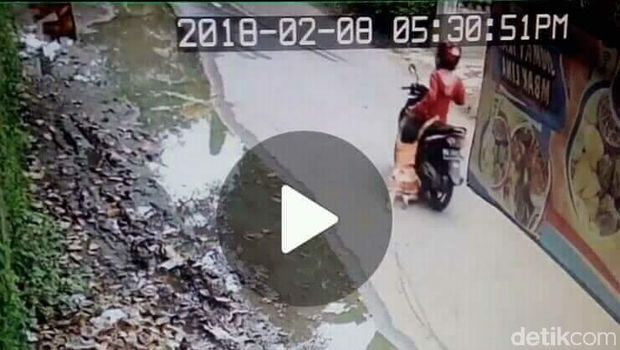 Screenshot video rekaman CCTV.