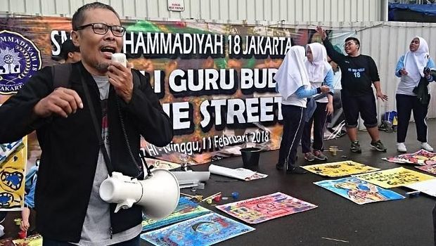 Guru senirupa Yahya TS berorasi demi solidaritas untuk Guru Budi