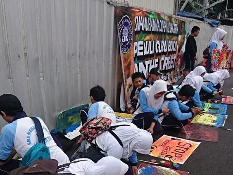 Para siswa melukis untuk aksi solidaritas Guru Budi