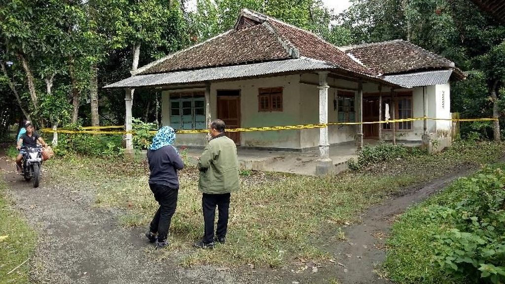 Rumah Digeledah Densus, Rizal Diduga Pelempar Bom Molotov di Banyuwangi Rumah Digeledah Densus, Rizal Diduga Pelempar Bom Molotov di Banyuwangi