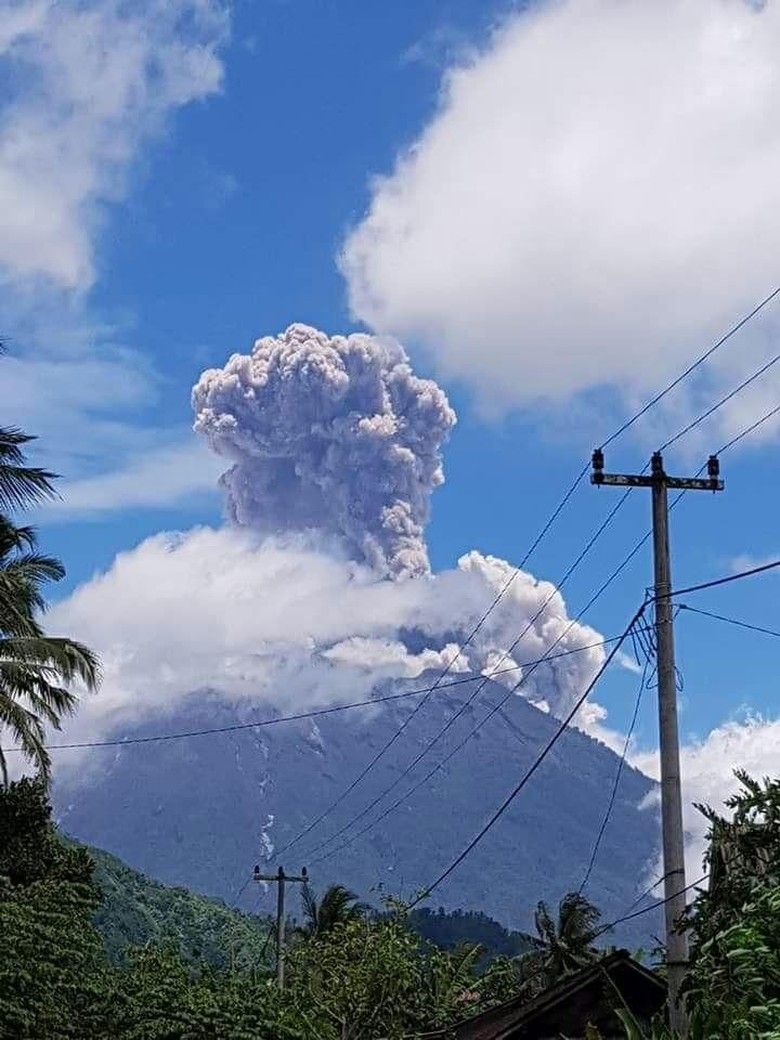 Agung Kembali Meletus