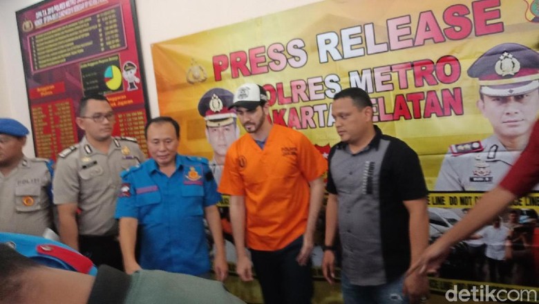 Fachri Albar Mengaku Lupa soal Pemasok Narkoba Fachri Albar Mengaku Lupa soal Pemasok Narkoba