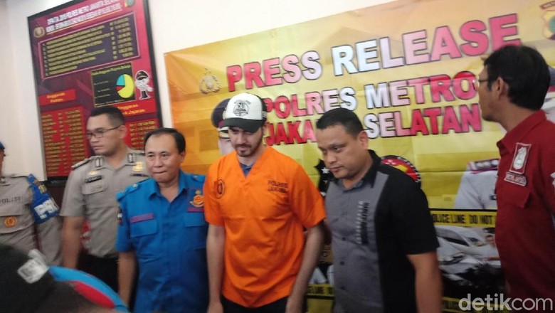 Fachri Albar Ditangkap Polisi Saat Bangun Tidur Fachri Albar Ditangkap Polisi Saat Bangun Tidur