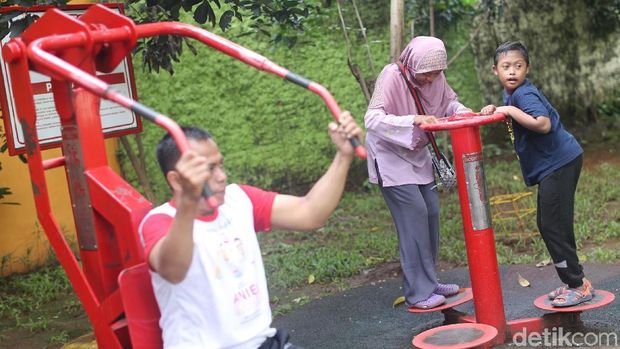 Cerita Suhartini Jadi Ojek Cinta Buat Anaknya yang Spesial